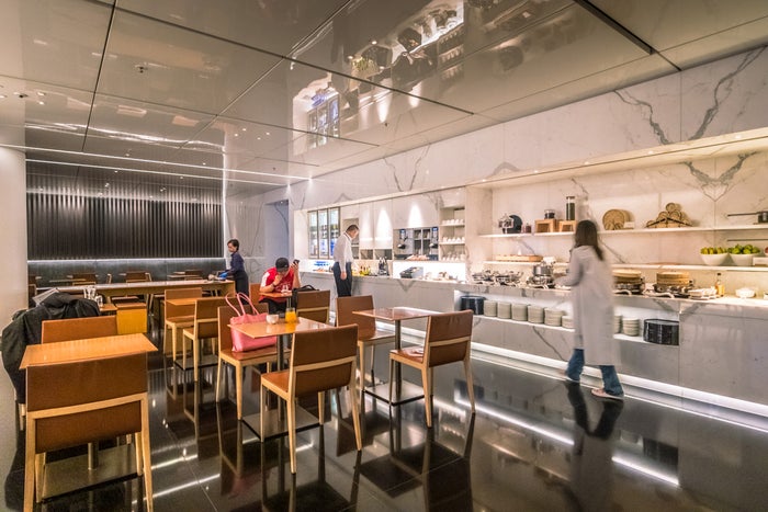 Cathay Pacific Lounge Hong Kong – The Bridge – Bistro Dining Cathay Pacific The Bridge Lounge