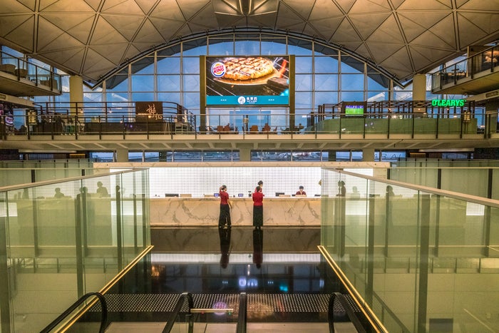 Cathay Pacific Lounge Hong Kong - The Bridge - Entrance Escalato