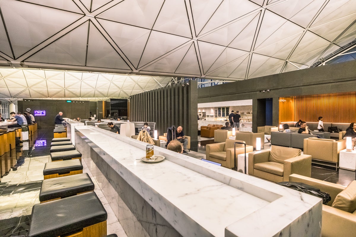 Cathay Pacific Lounge Hong Kong - The Wing - Long Bar