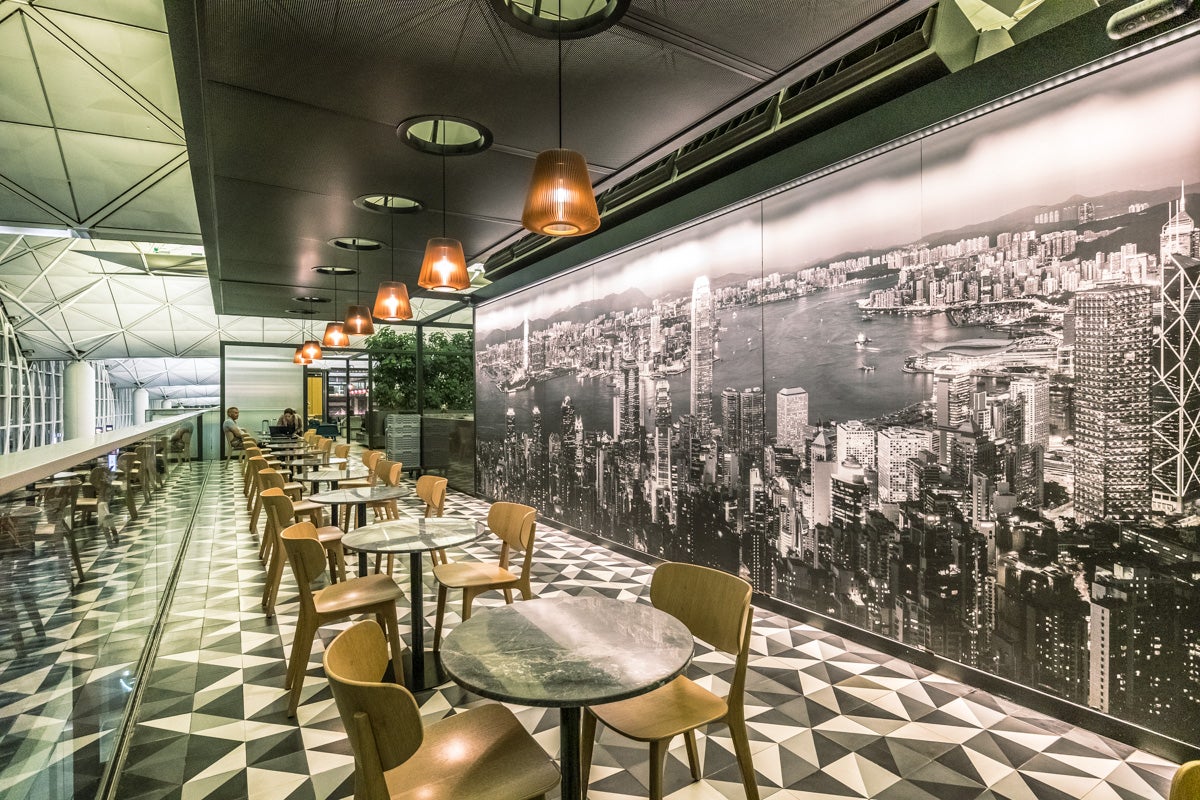 Qantas Hong Kong Lounge - Table Dining