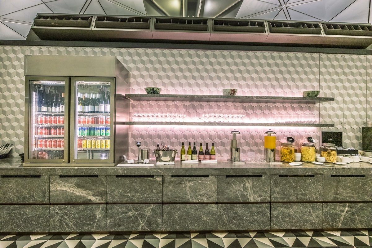 Qantas Hong Kong Lounge - Self-Serve Station