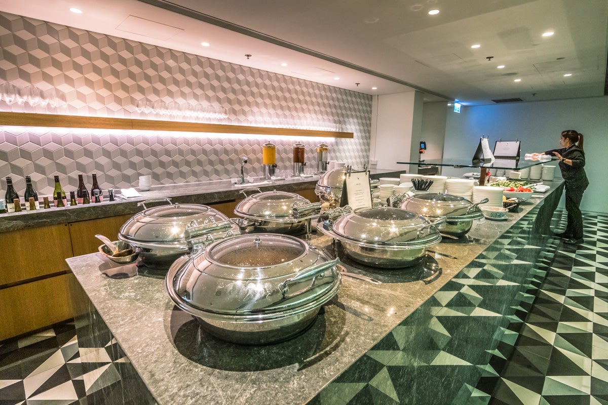 Qantas Hong Kong Lounge - Buffet Dining