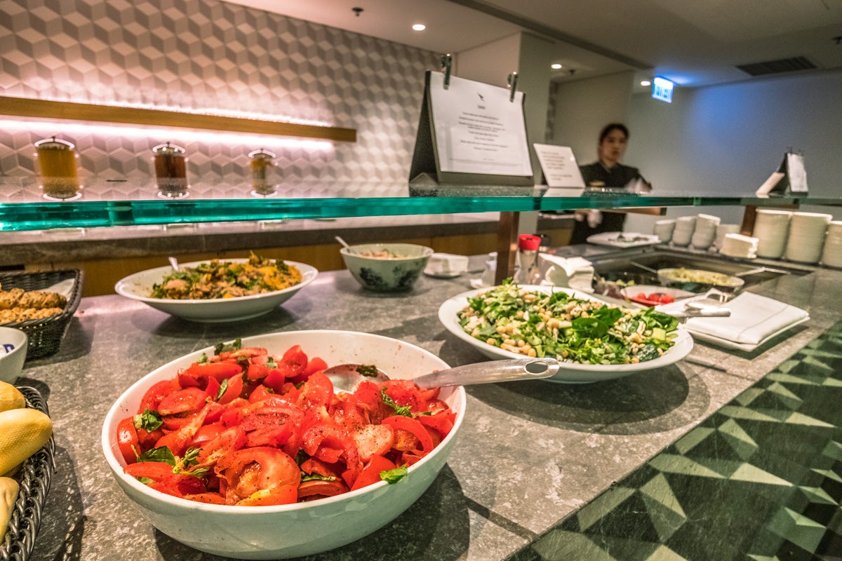 Qantas Hong Kong Lounge - Buffet Dining