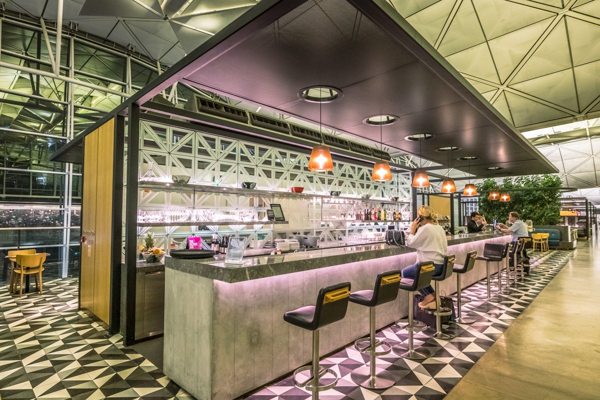 Qantas Hong Kong Lounge - Bar
