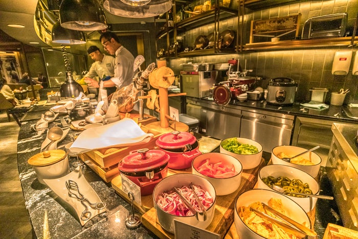 Plaza Premium First Lounge Hong Kong – Primo Buffet Plaza Premium First Lounge Hong Kong - Primo Buffet