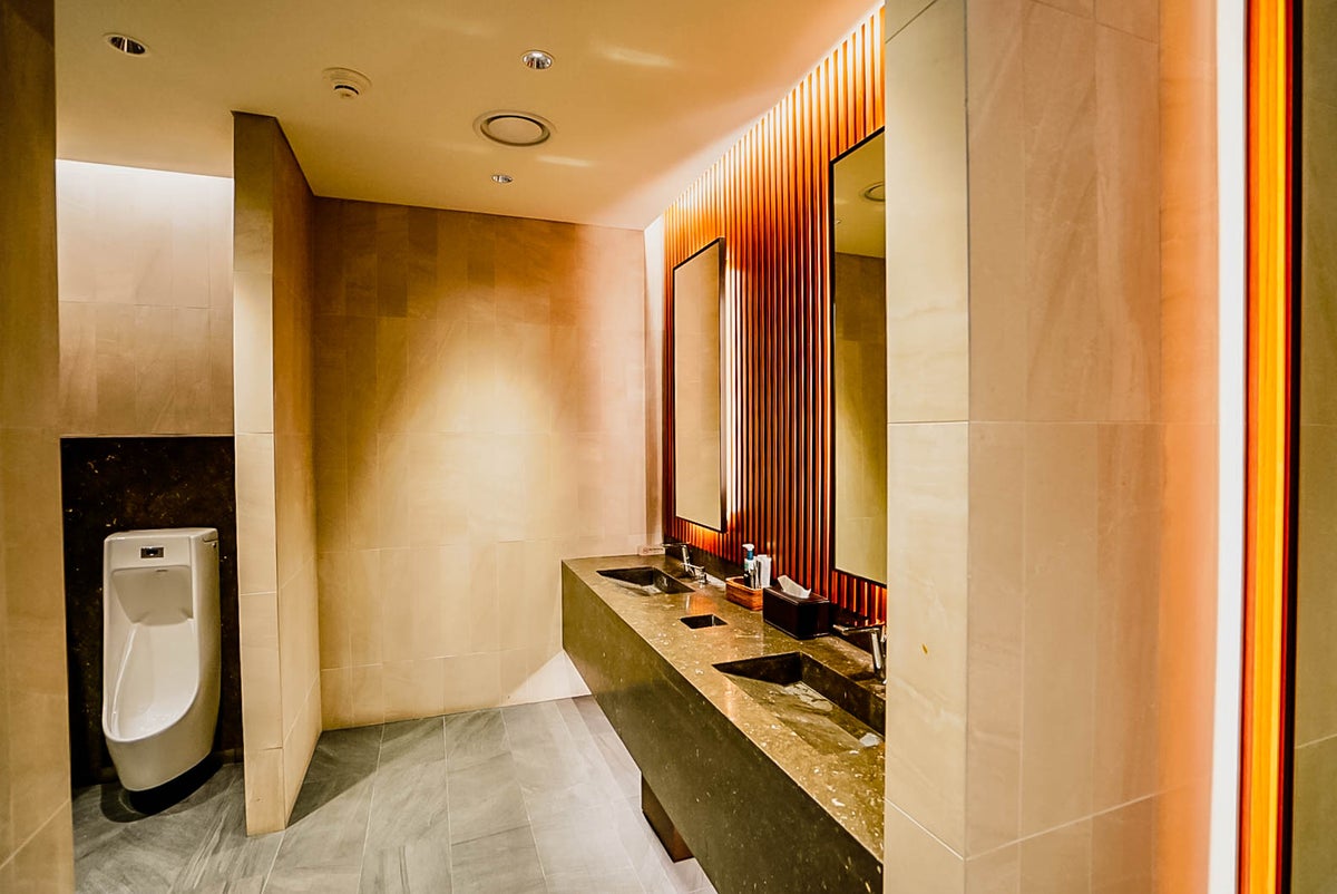 Asiana Airlines A380 First Class Lounge Bathrooms - Cherag Dubash