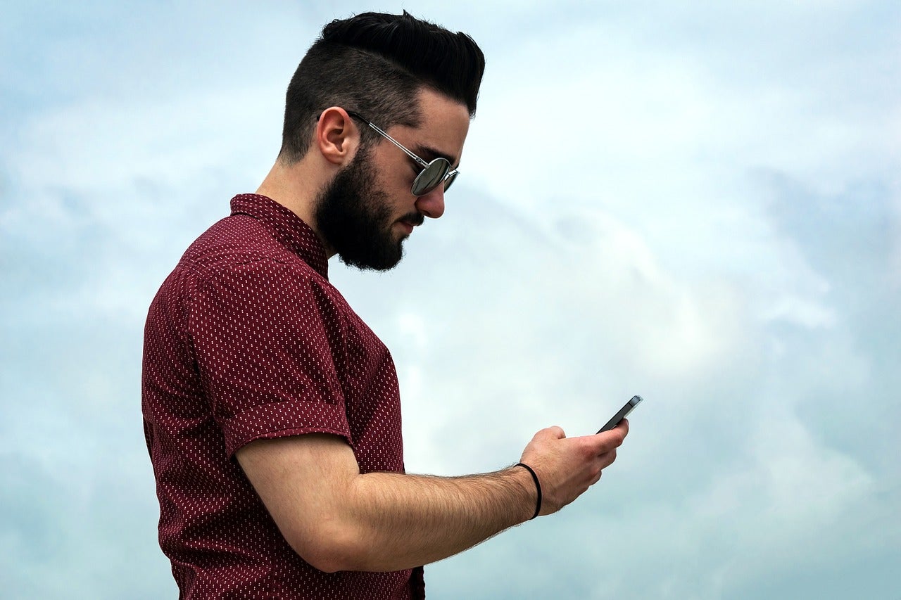 homme au téléphone