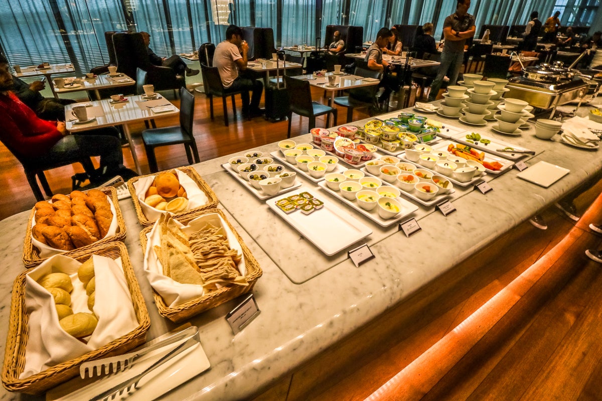 Qatar Airways Al Mourjan Lounge - Breakfast Buffet