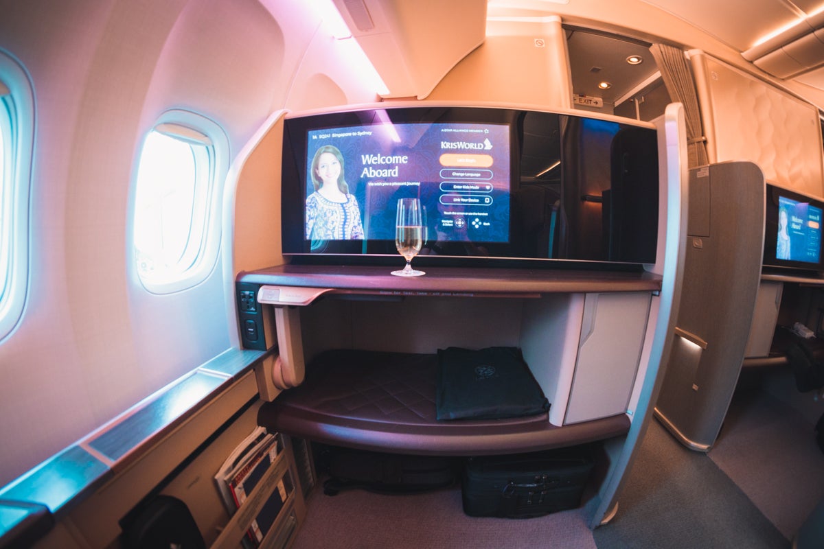 Singapore Airlines Boeing 777 First Class - IFE, Ottoman & Stora