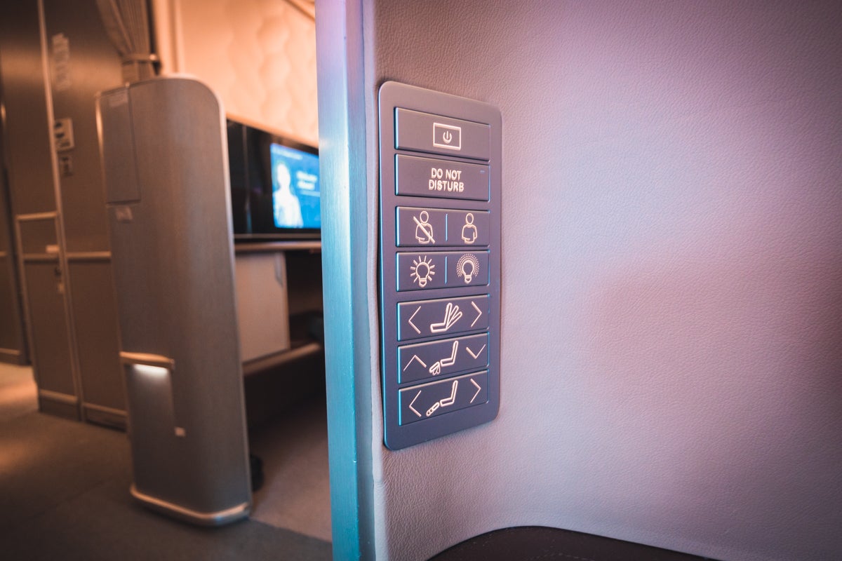 Singapore Airlines Boeing 777 First Class - Seat Controls