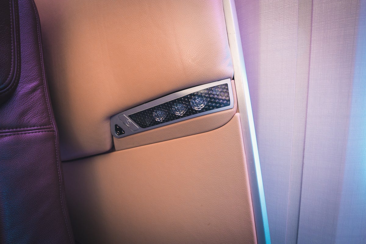 Singapore Airlines Boeing 777 First Class - Lighting