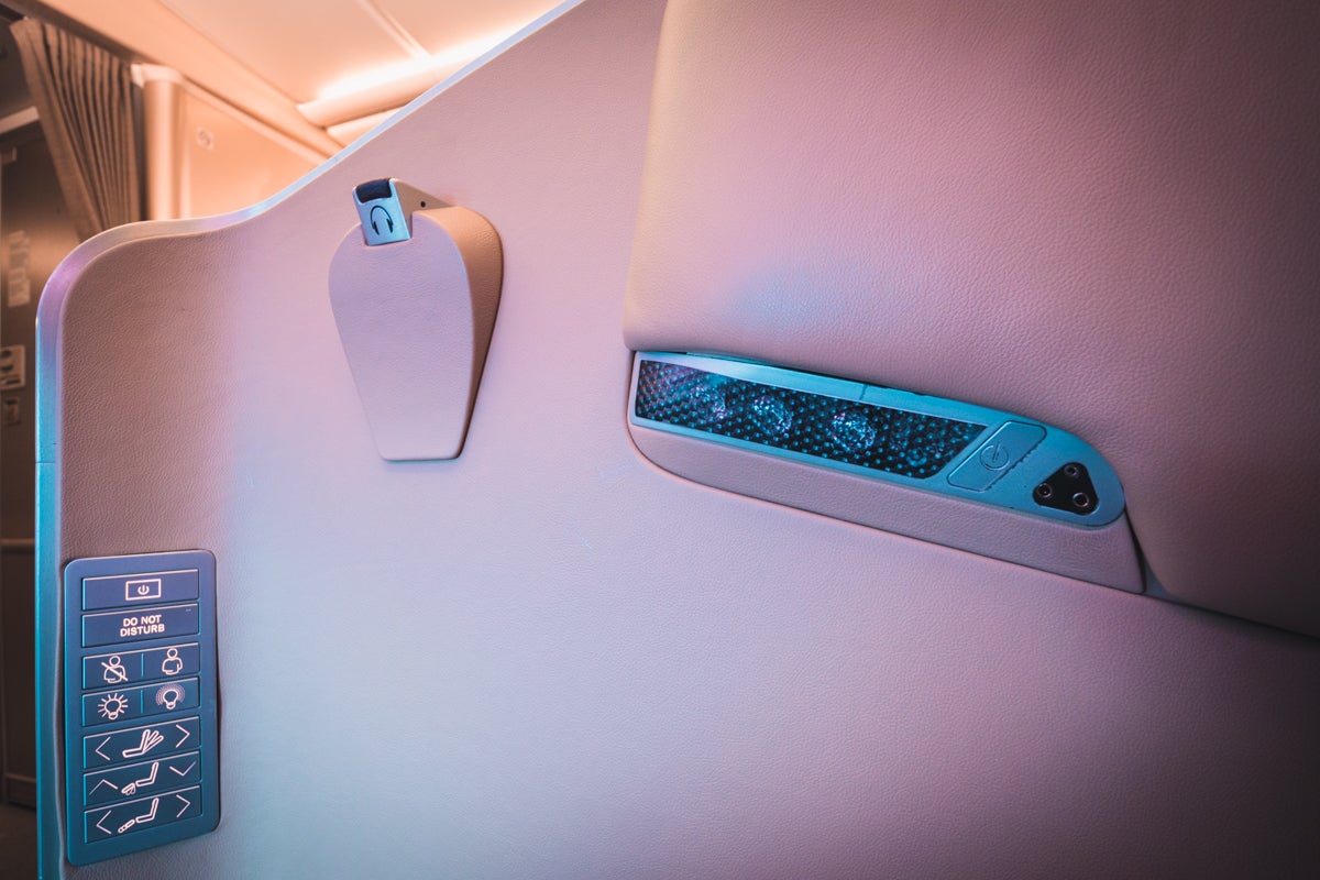 Singapore Airlines Boeing 777 First Class - Lighting & Headphone