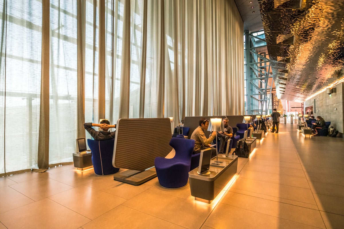 Qatar Airways Al Mourjan Lounge --- Seating