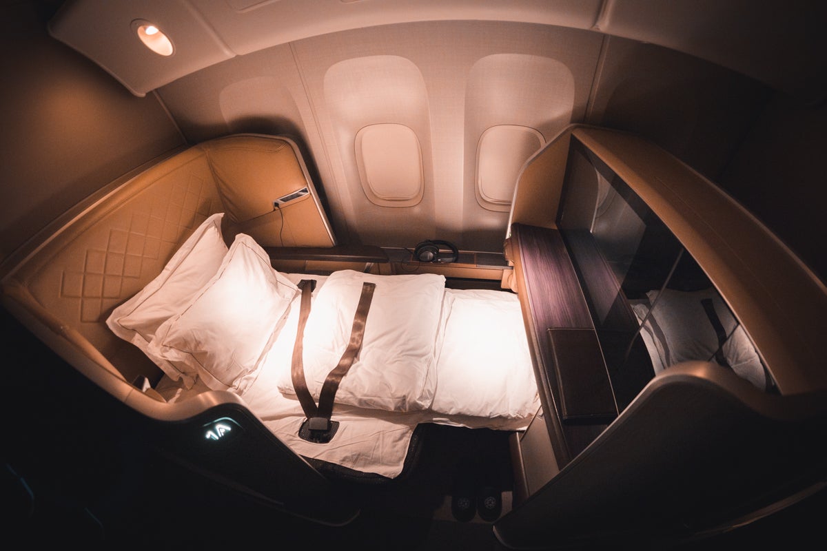 Singapore Airlines Boeing 777 First Class - Flatbed & Linen