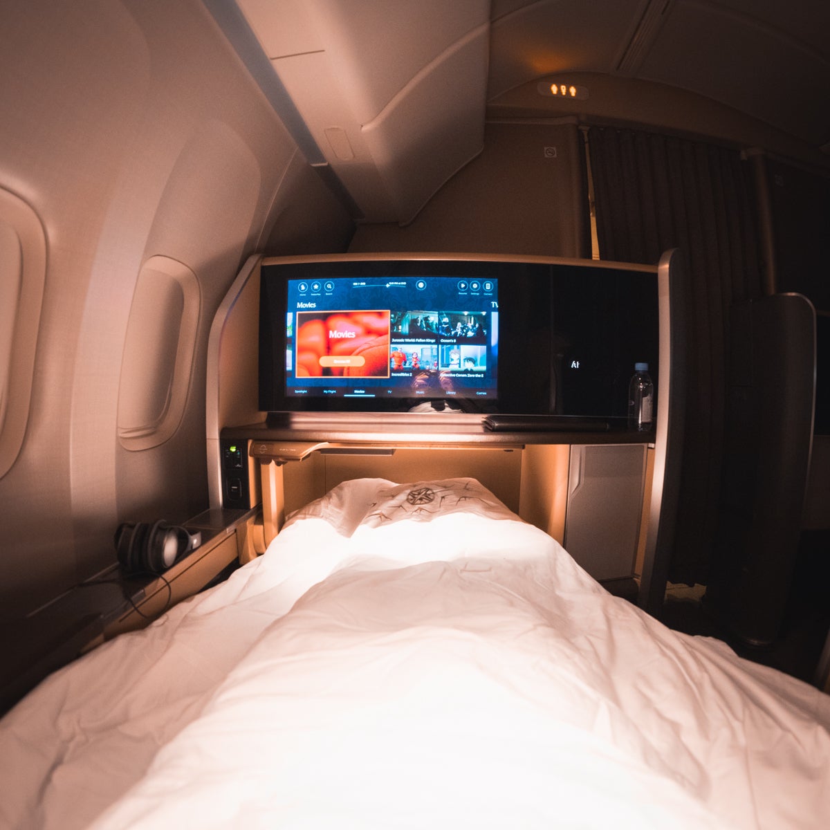 Singapore Airlines Boeing 777 First Class - Flatbed Point of Vie