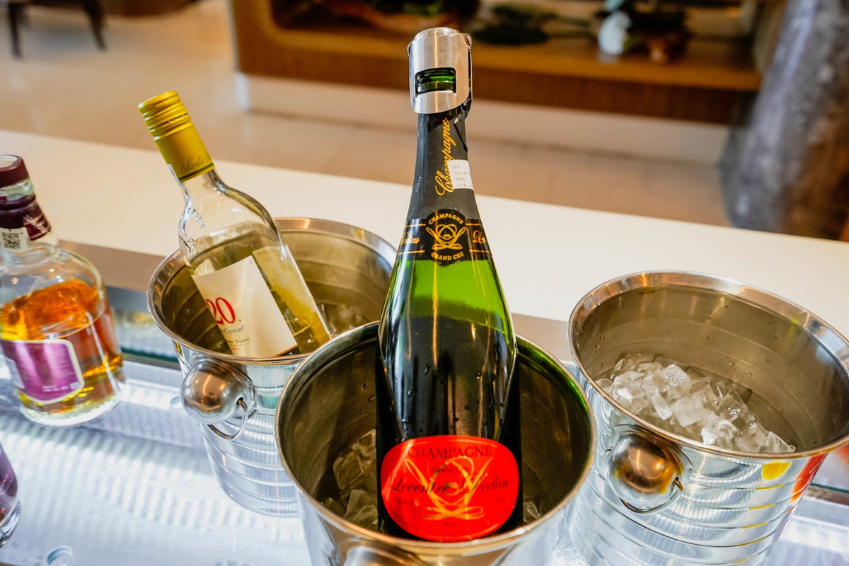 Hainan Airlines HNA Club Champagne - Cherag Dubash