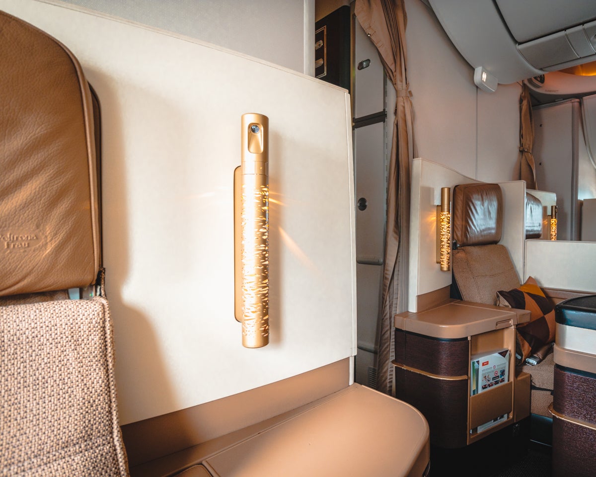 Etihad Airways Boeing 787-9 Business Class Feature Light