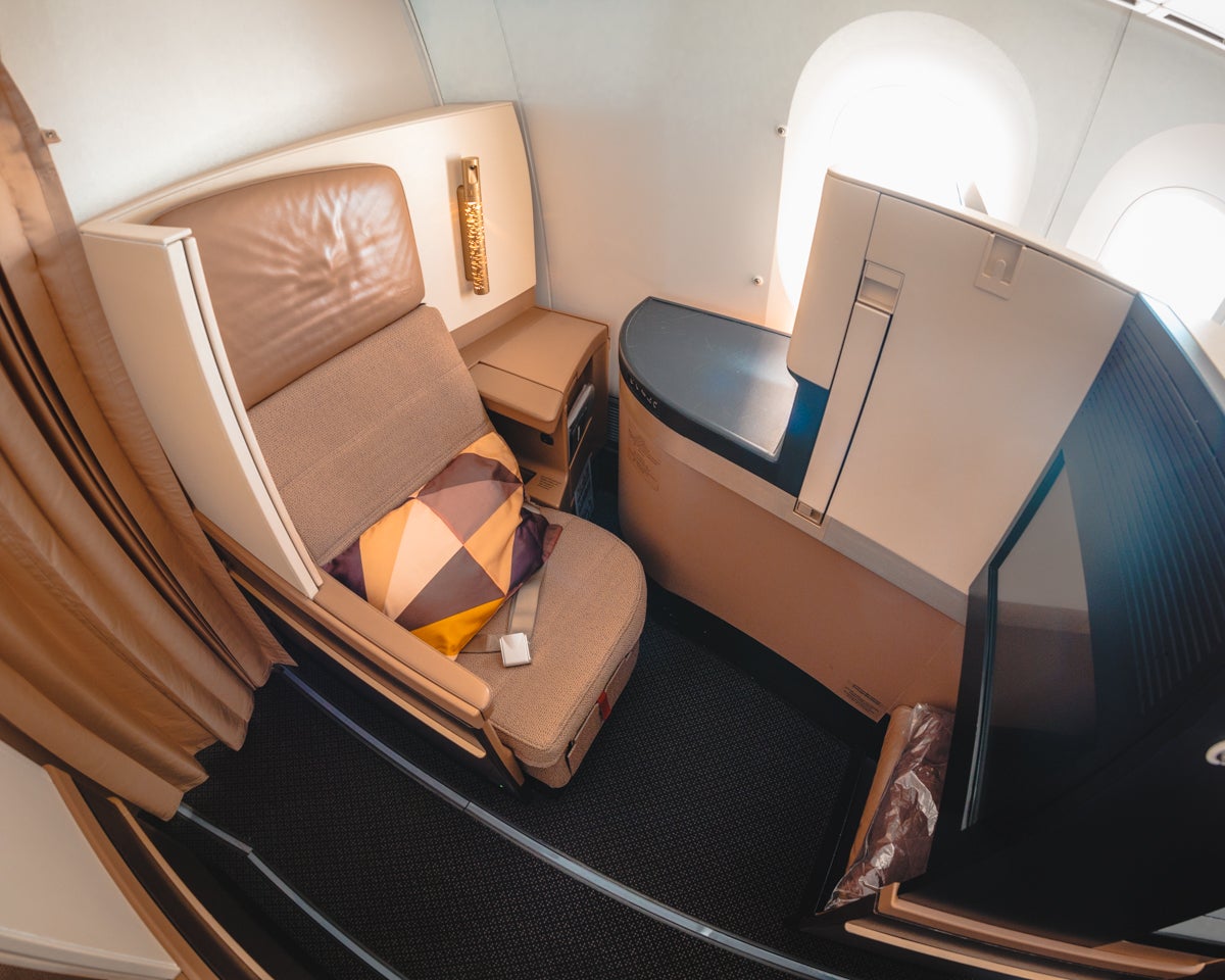 Etihad Airways Boeing 787-9 Business Class Aisle Seat Privacy