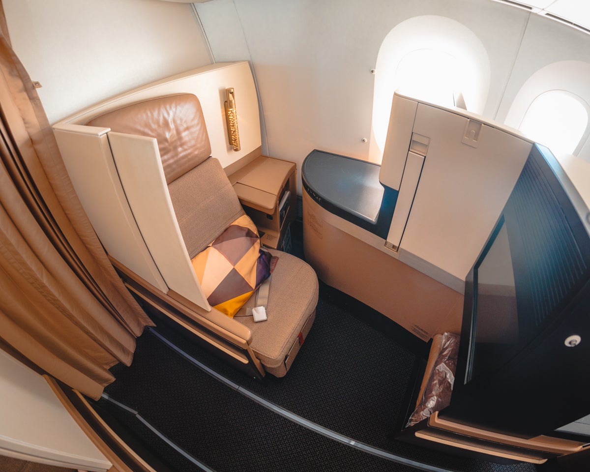 Etihad Airways Boeing 787-9 Business Class Aisle Seat Privacy Screen