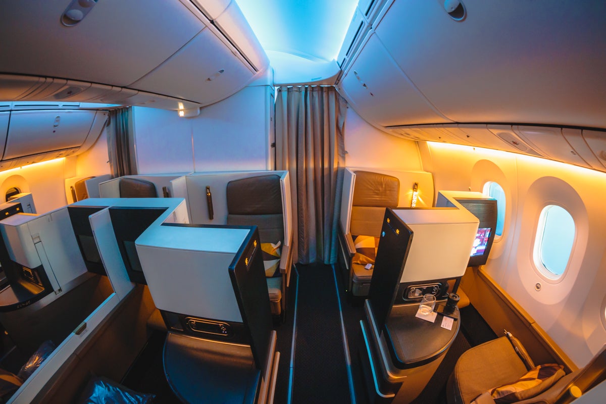 Etihad Airways Boeing 787-9 Business Class Cabin Mood Lighting