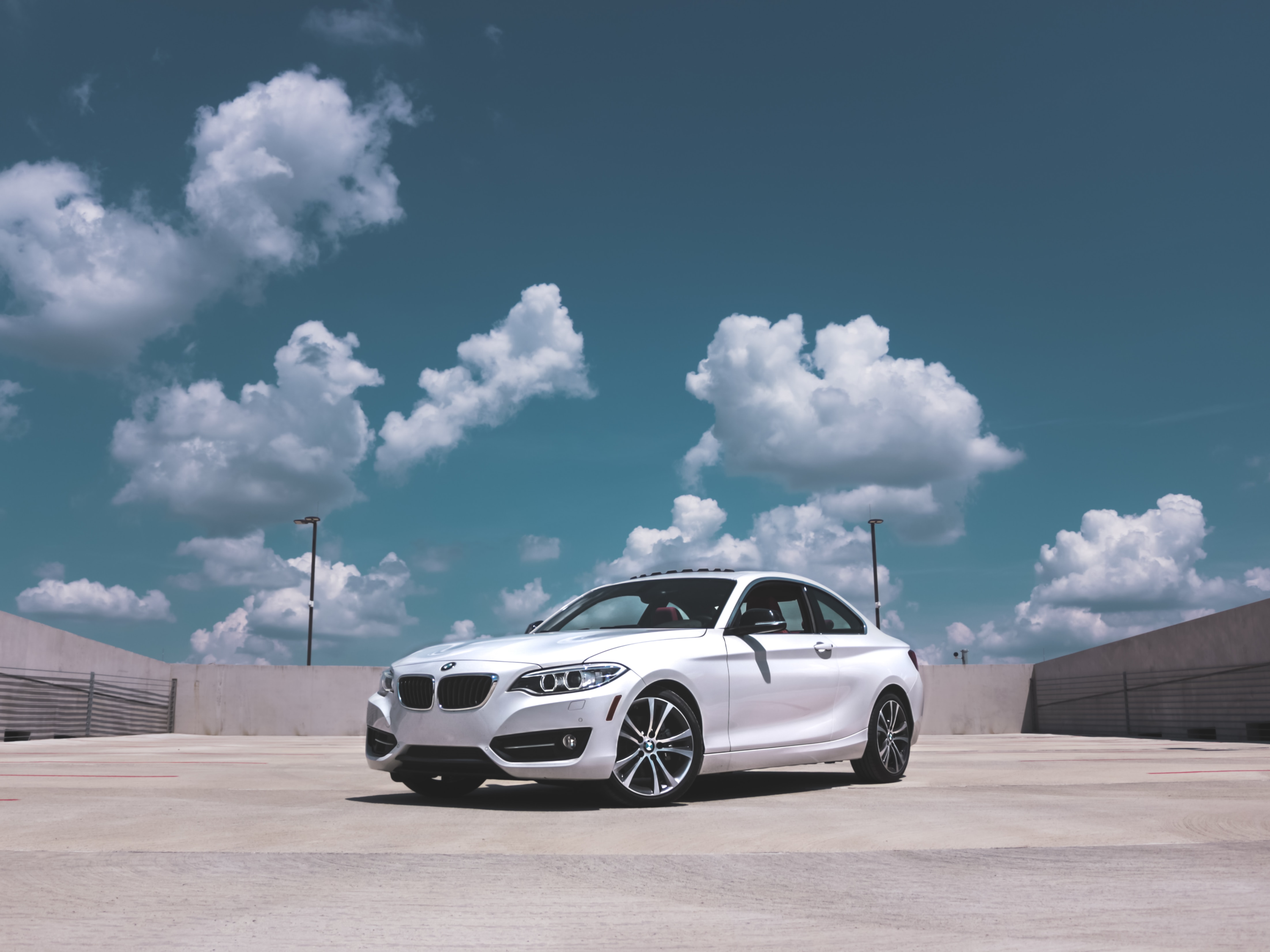 BMW Coupe auf einem Parkplatz geparkt