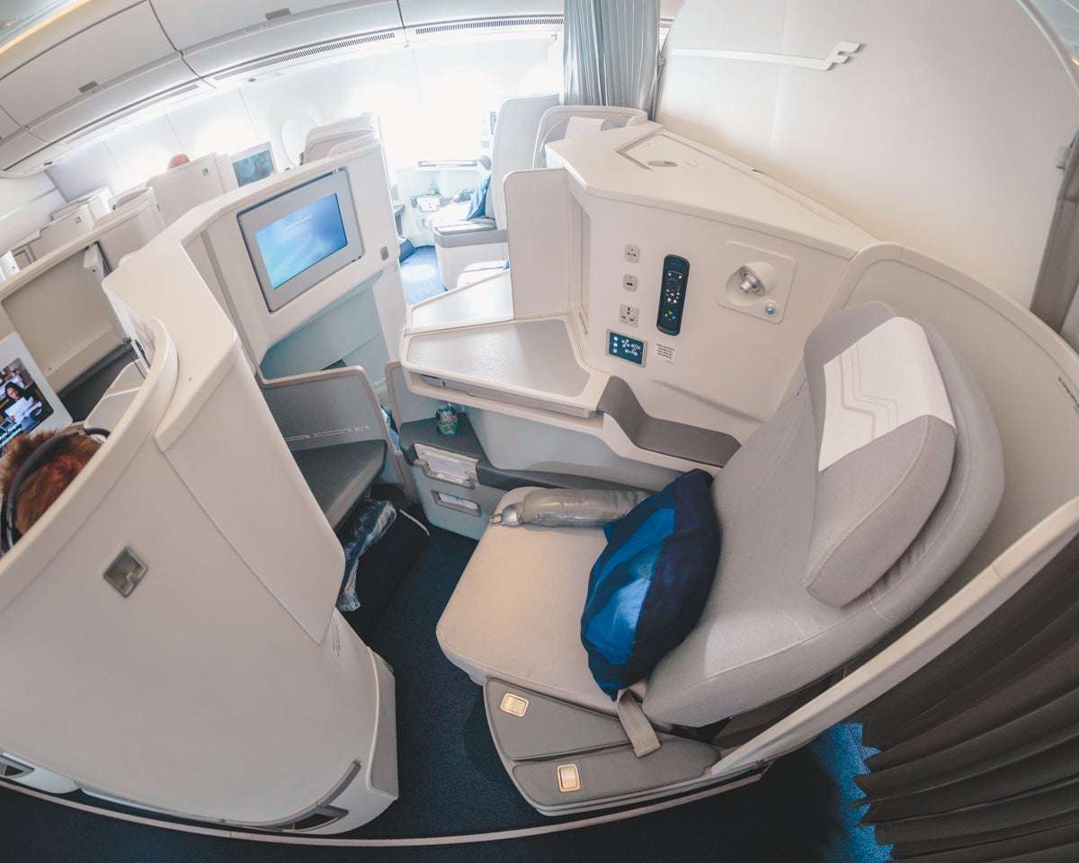 Finnair Airbus A350 Business Class MIddle Seat Privacy Screen
