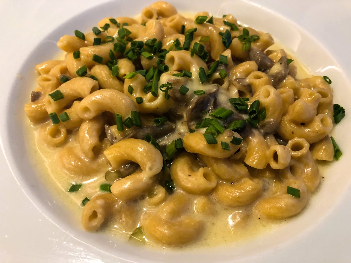 American Airlines Flagship First Dining LAX truffled mac & cheese