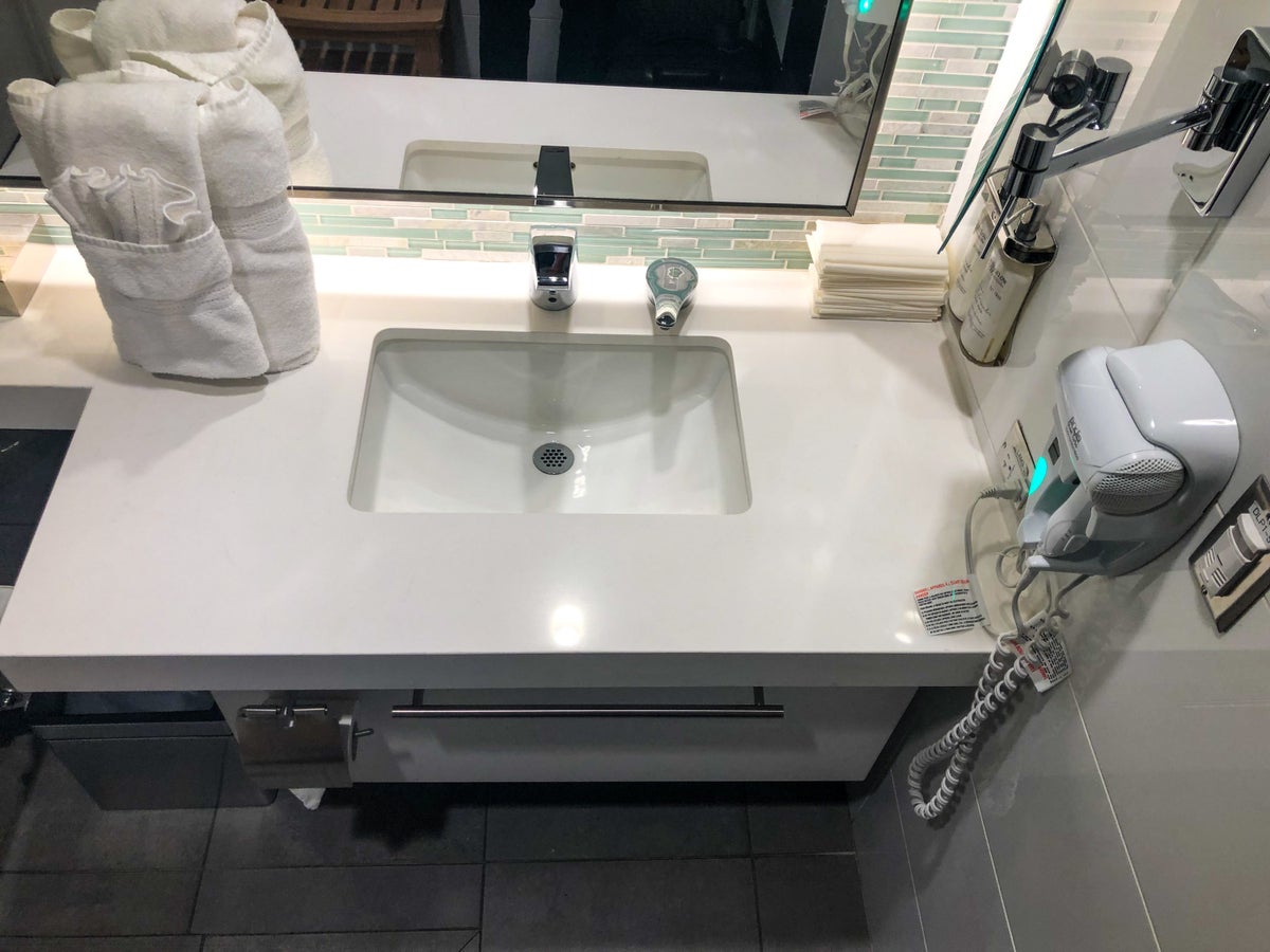 American Airlines Flagship Lounge LAX Shower suite vanity
