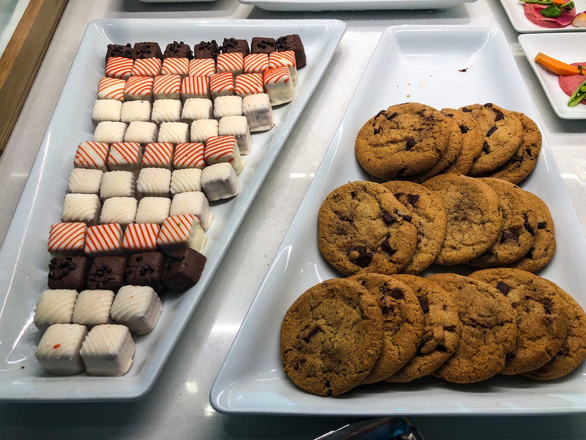 American Airlines Flagship Lounge LAX cookies and mini-pastries