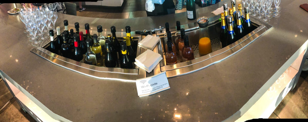 American Airlines Flagship Lounge LAX staffed bar