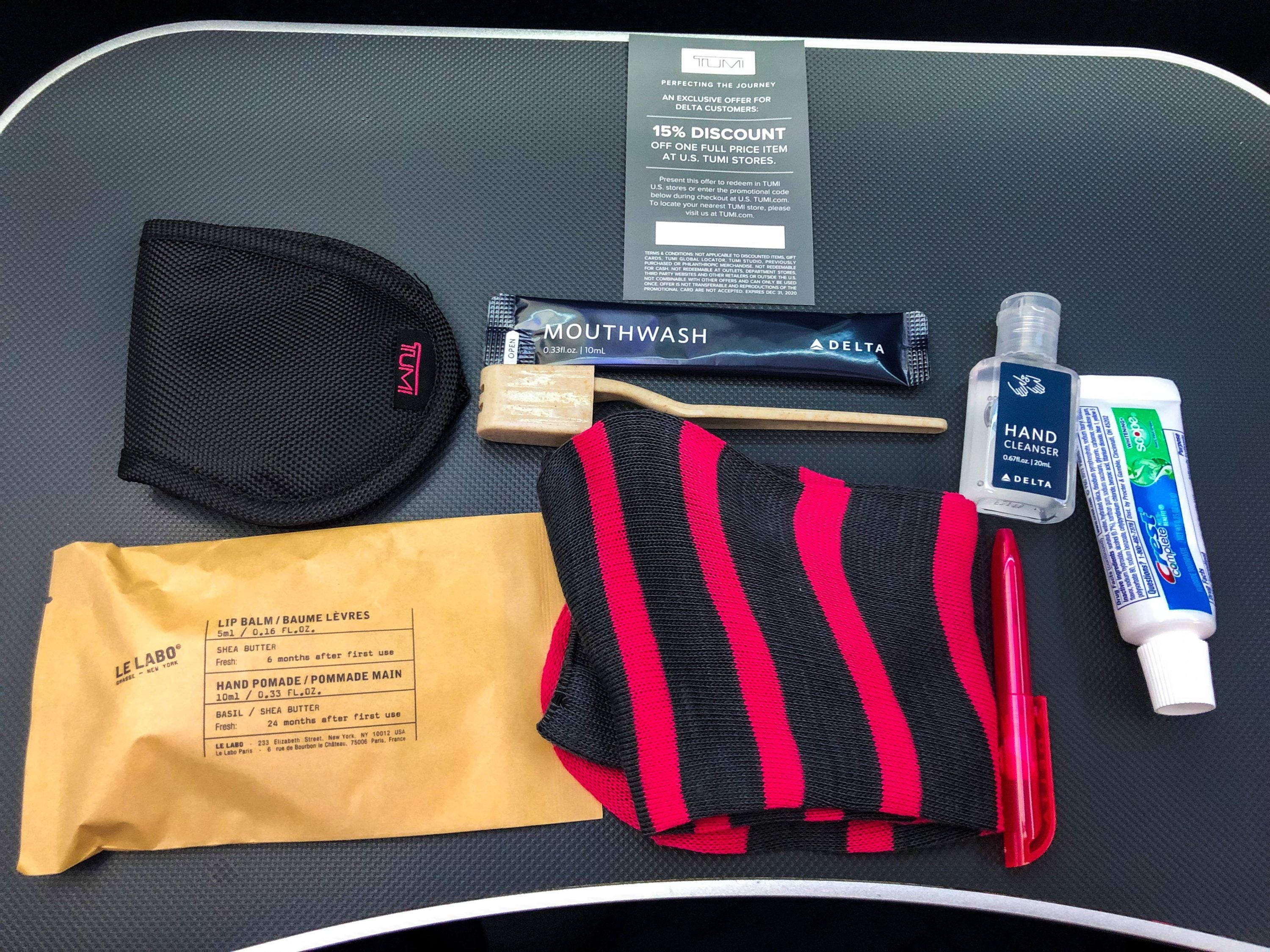 Delta One Suites A350-900 Tumi amenity kit inhoud