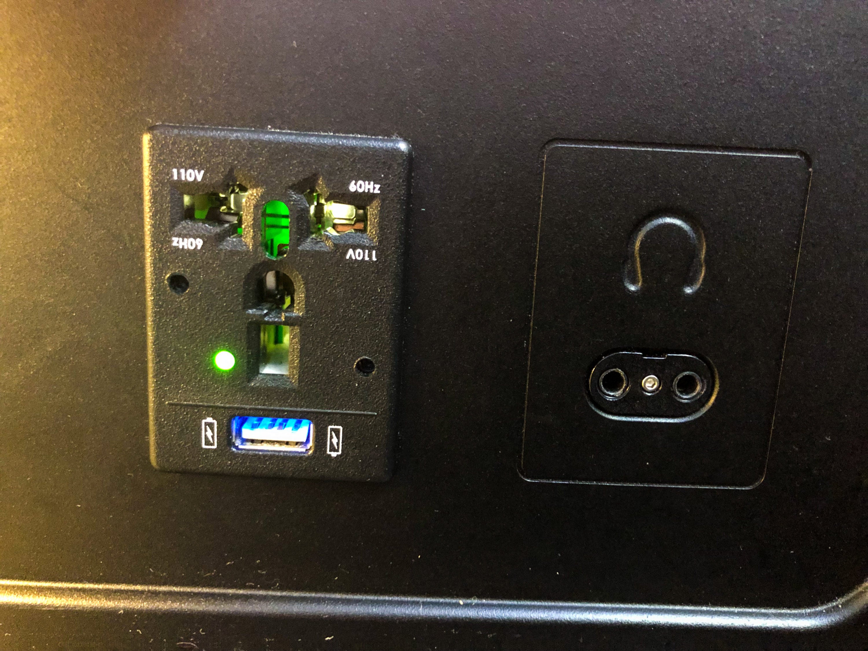 Delta One Suites A350-900 connectivity plugs