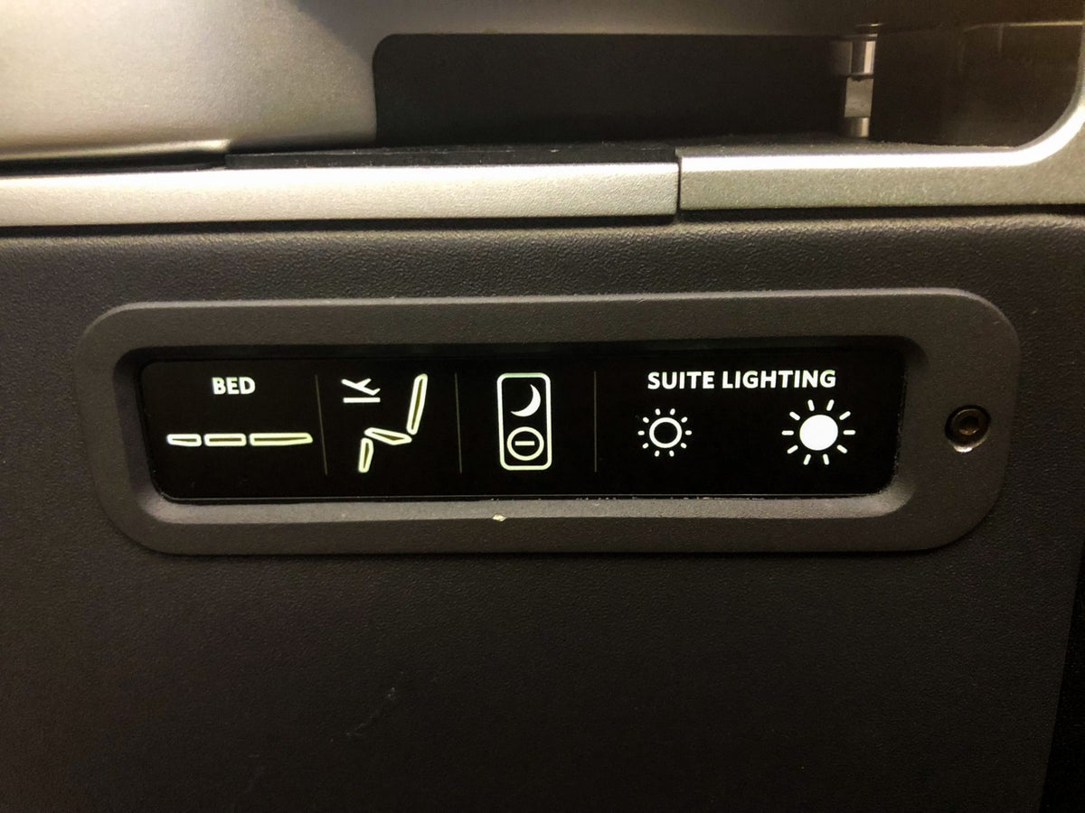 Delta One Suites A350-900 more seat functions