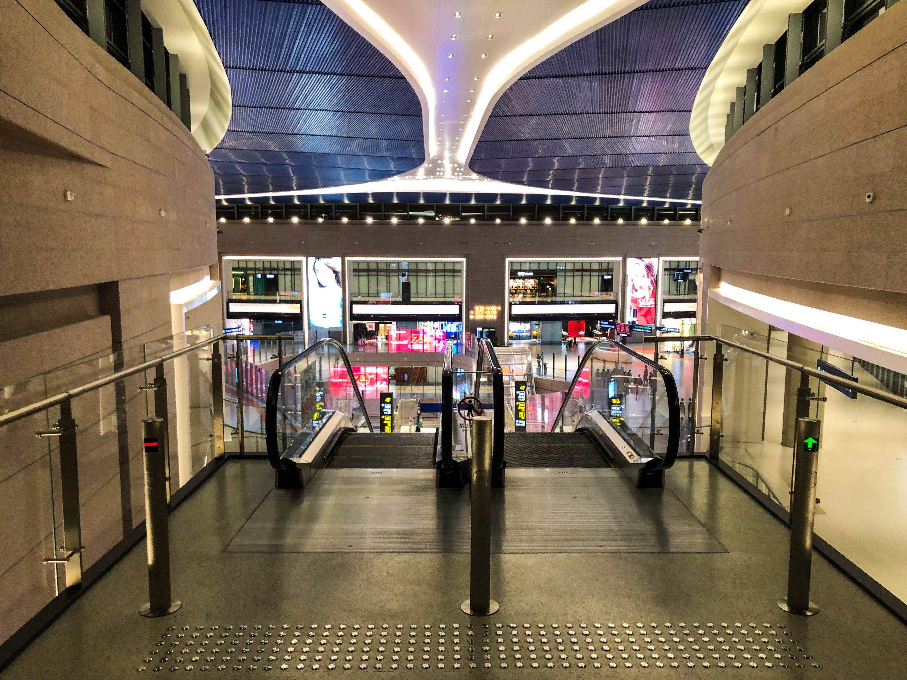 Escalier mécanique de l'aéroport de PVG vers les portes du nouveau terminal