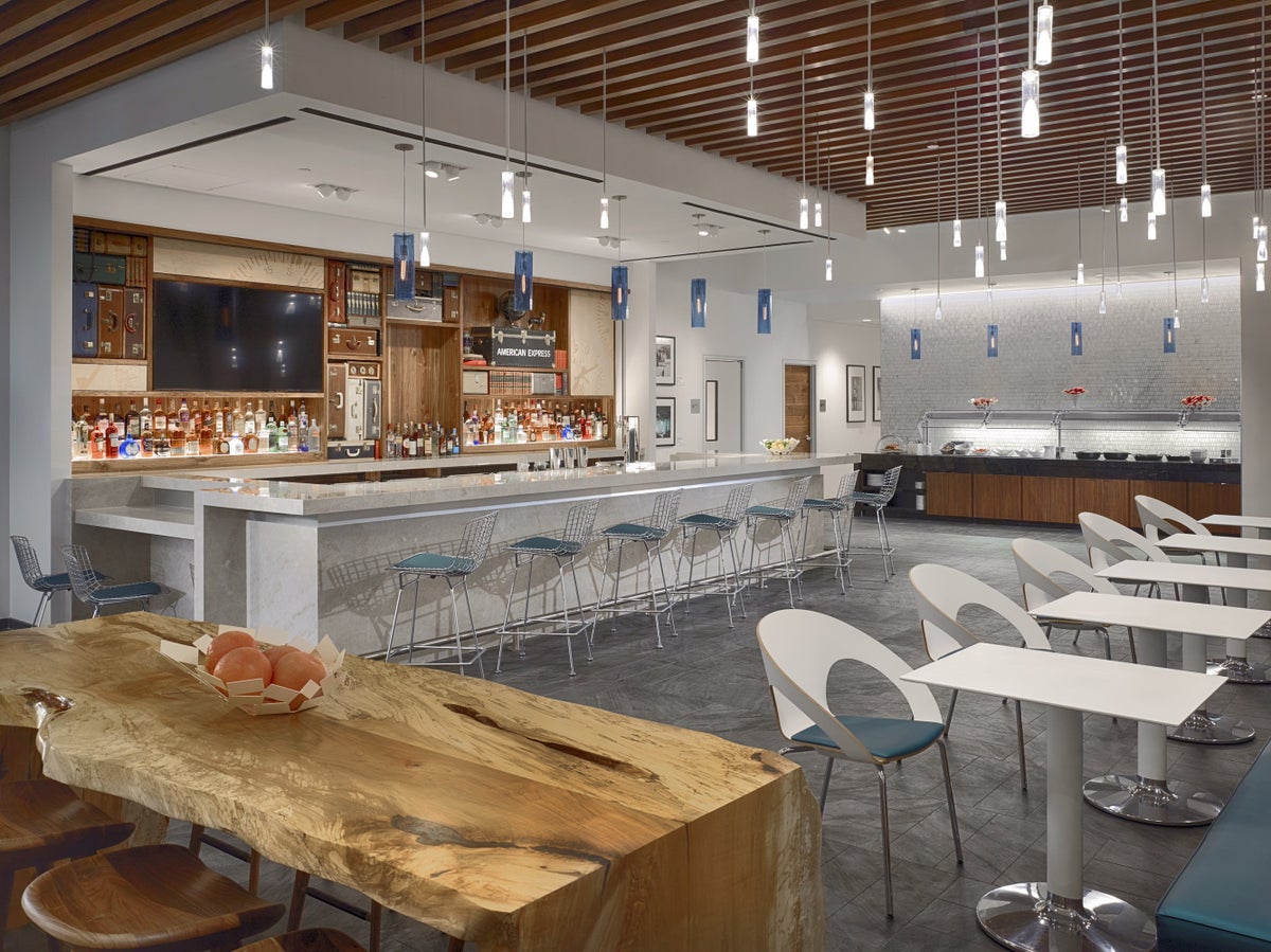 The Houston (IAH) American Express Centurion Lounge – Location, Hours, Amenities, and More