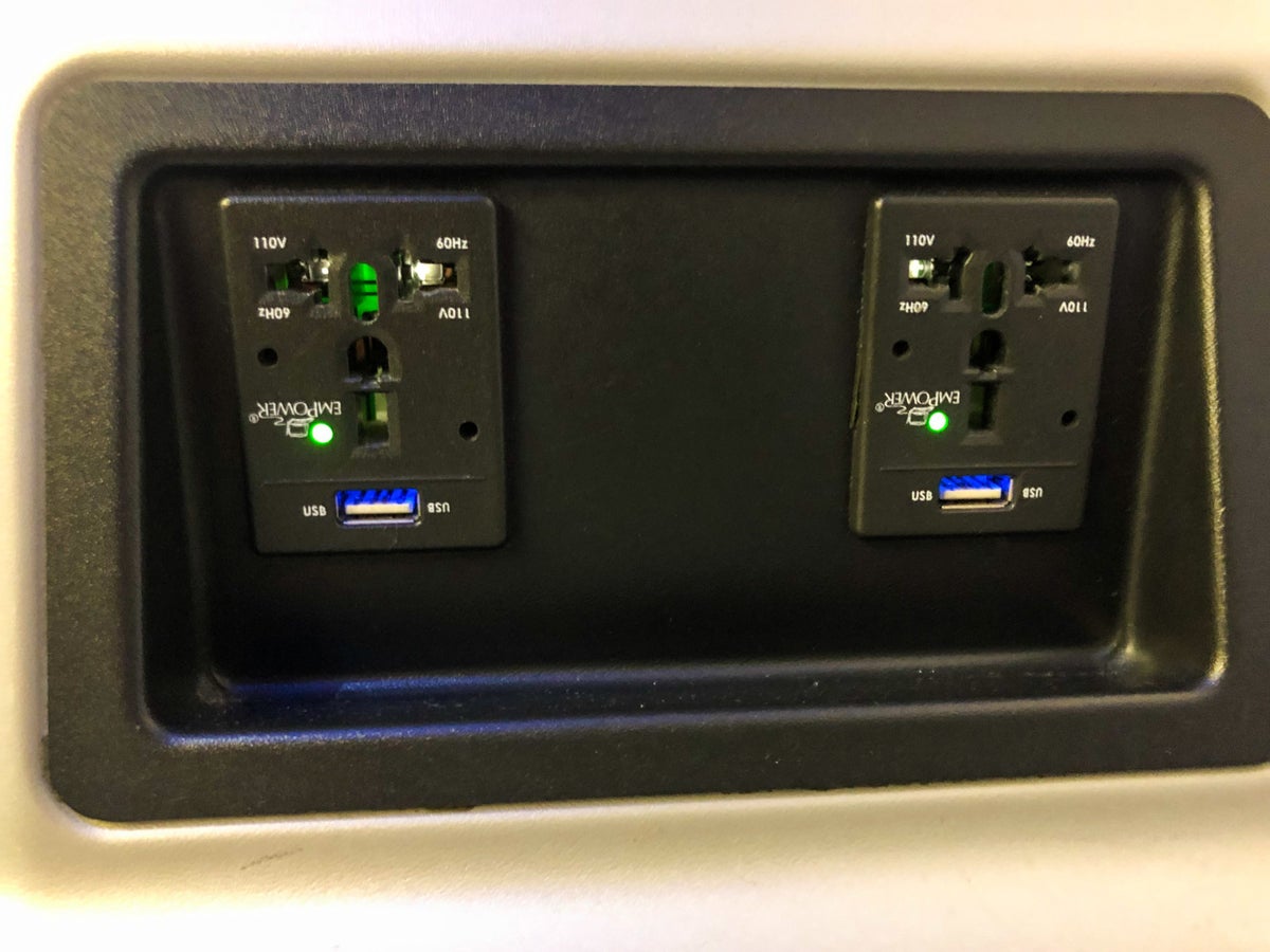 JetBlue Mint A321 power outlets and USB ports
