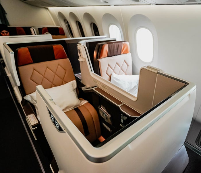 Oman Air Boeing 787-9 Business Class Review (Muscat to Bangkok)