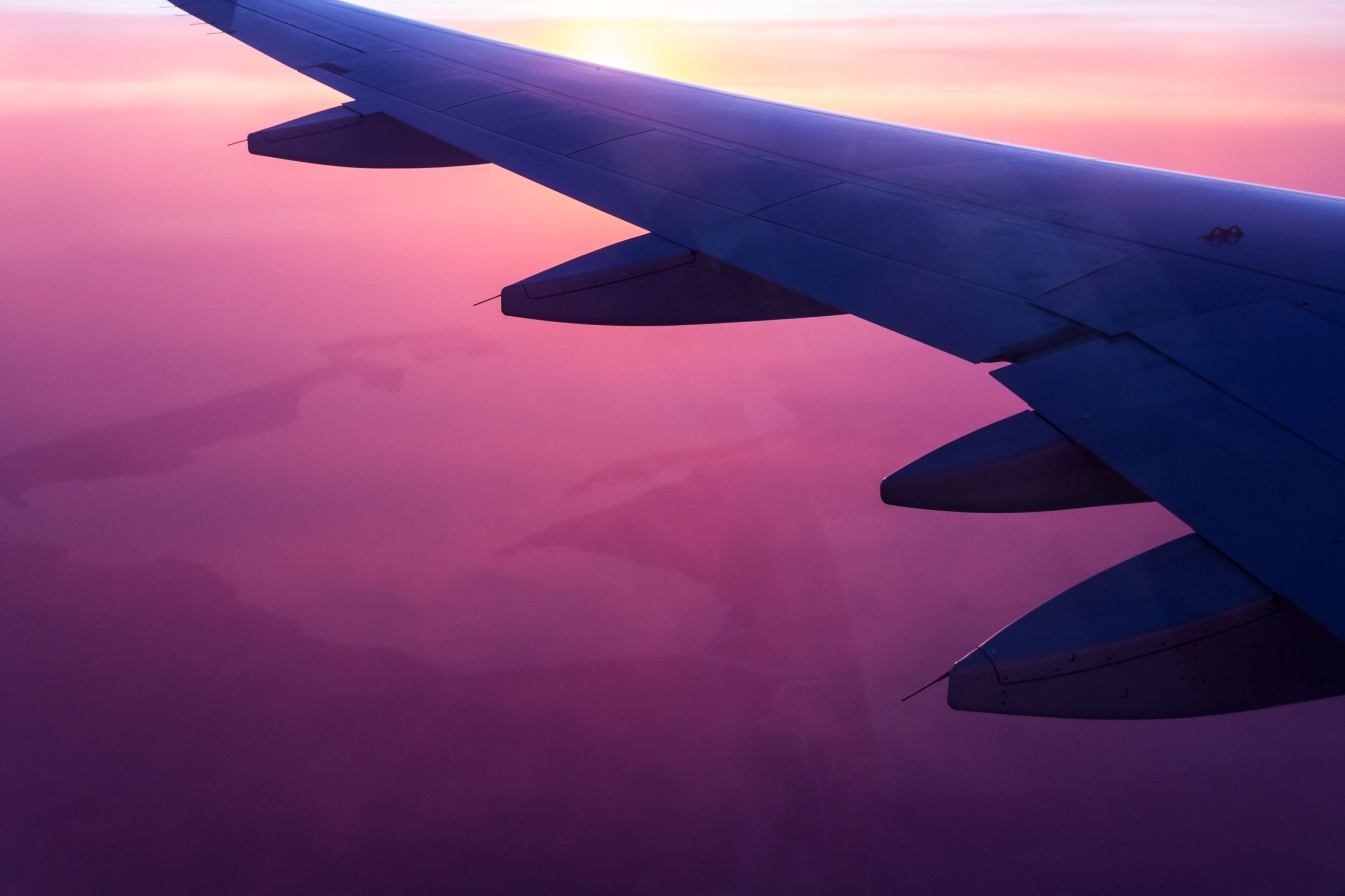 วิวของท้องฟ้าสีชมพูจากเครื่องบิน