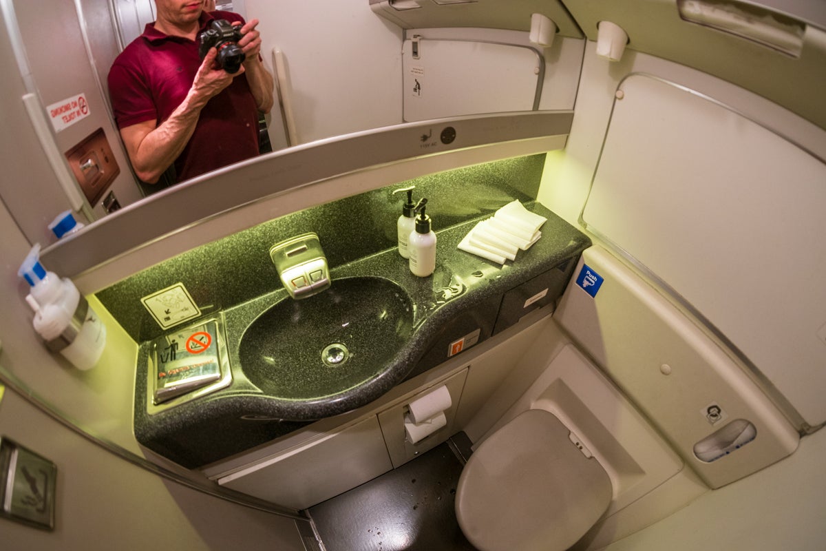 Qantas Boeing 747 Premium Economy/Business Class Toilet