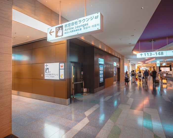 JAL Business Class Lounge Haneda Airport Entrance