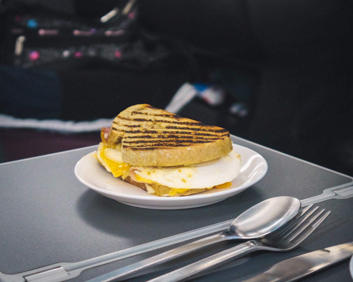 Qantas Boeing 747 Business Class 'Cafe Breakfast'