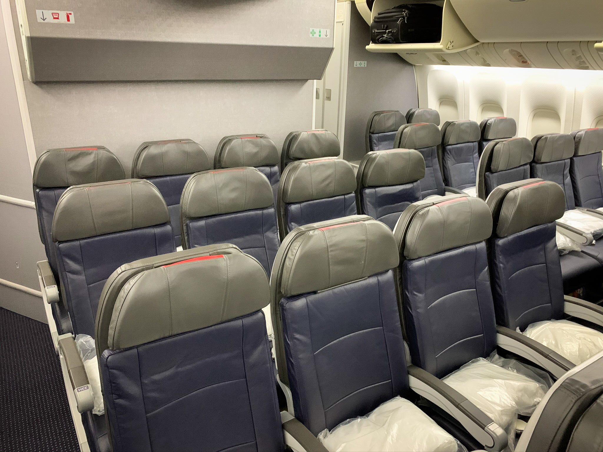 AA Main Cabin 777