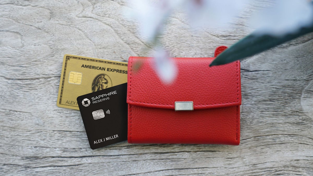 Chase Sapphire Reserve Card vs. Amex Gold Card [Detailed Comparison]