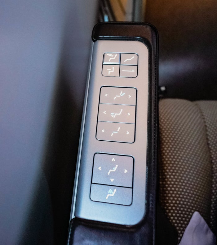 Oman Air B787-9 Business Class --- Seat Controls