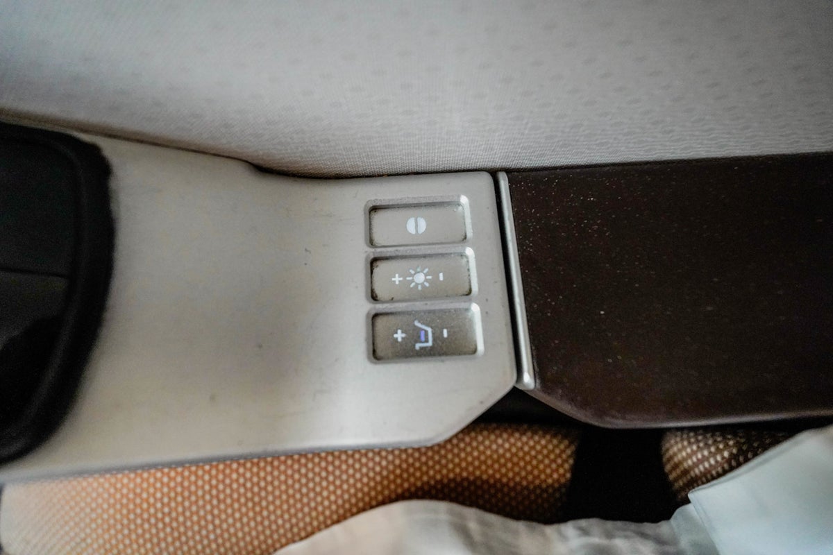Oman Air B787-9 Business Class --- Additional Suite Controls