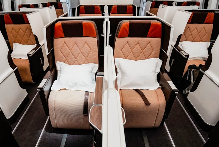 Oman Air B787-9 Business Class --- Middle Row Seats