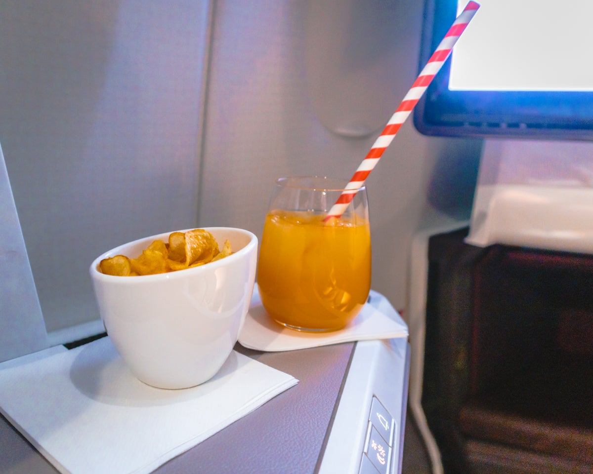 Virgin Atlantic Airbus A350 Classe Superior Pós-decolagem de Bebidas e batatas fritas