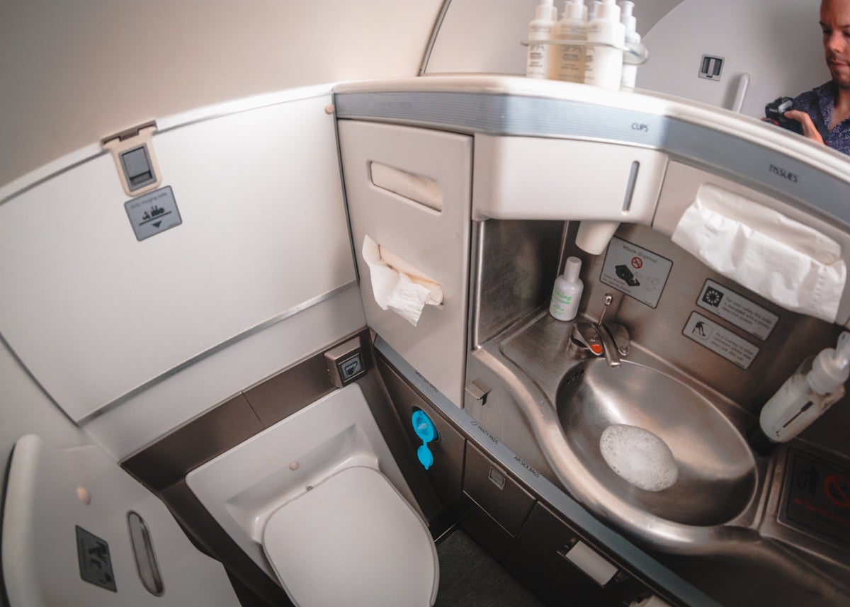 British Airways Boeing 747 Club World Business Class Bathroom