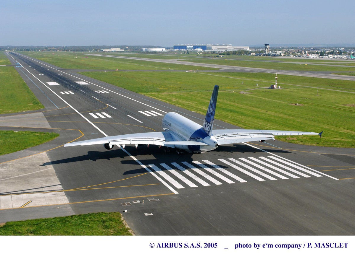 A380 first flight takeoff