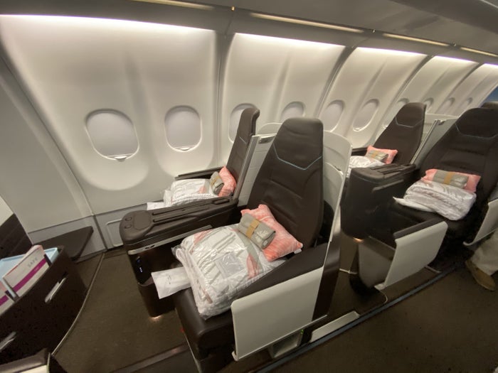 The Best First and Business Class Seats on Domestic Airline Routes [2025]